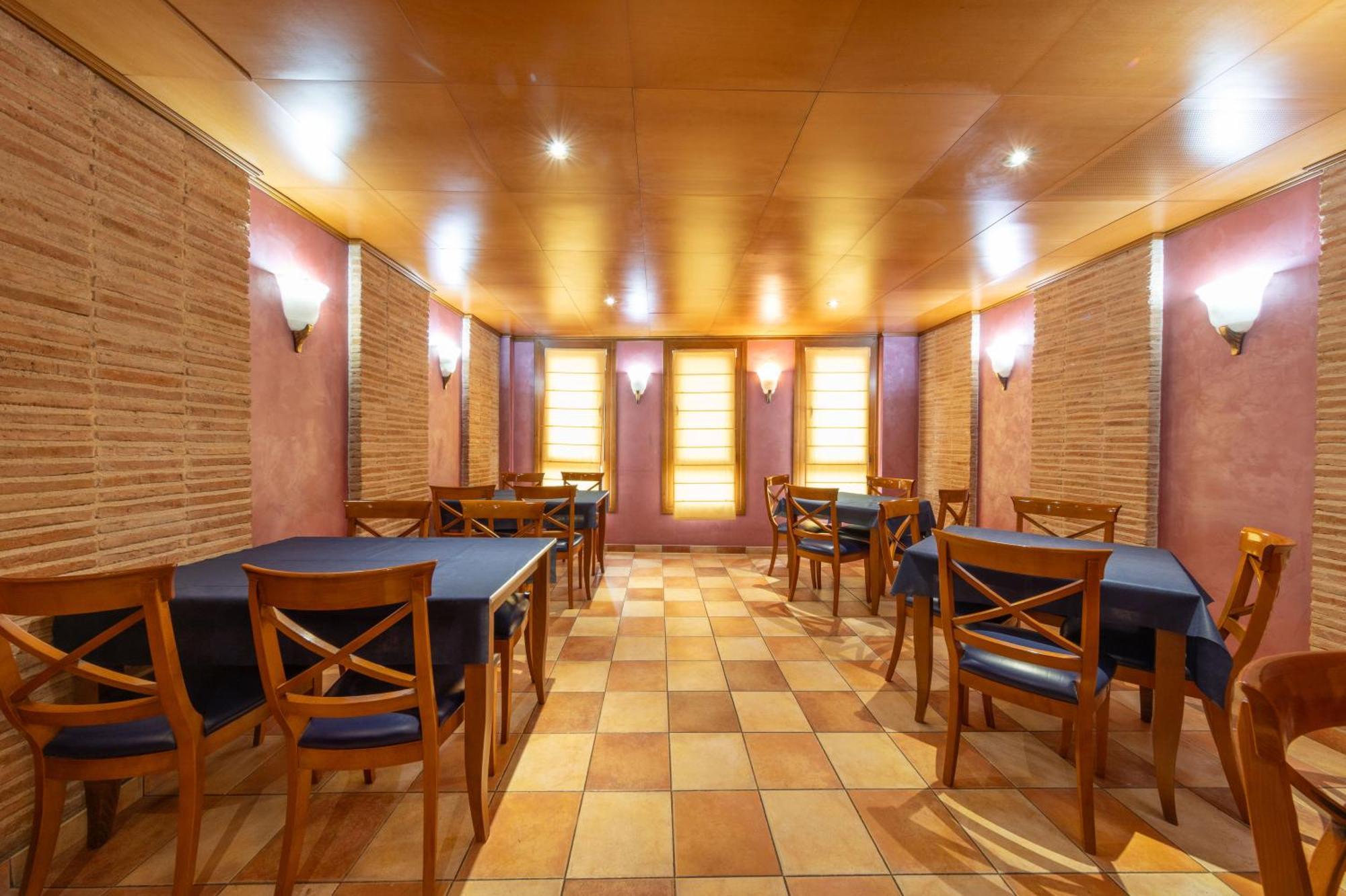 Hostal Sin Recep24H Puerta De La Villa - Pet Friendly & Restaurante Almazán Buitenkant foto
