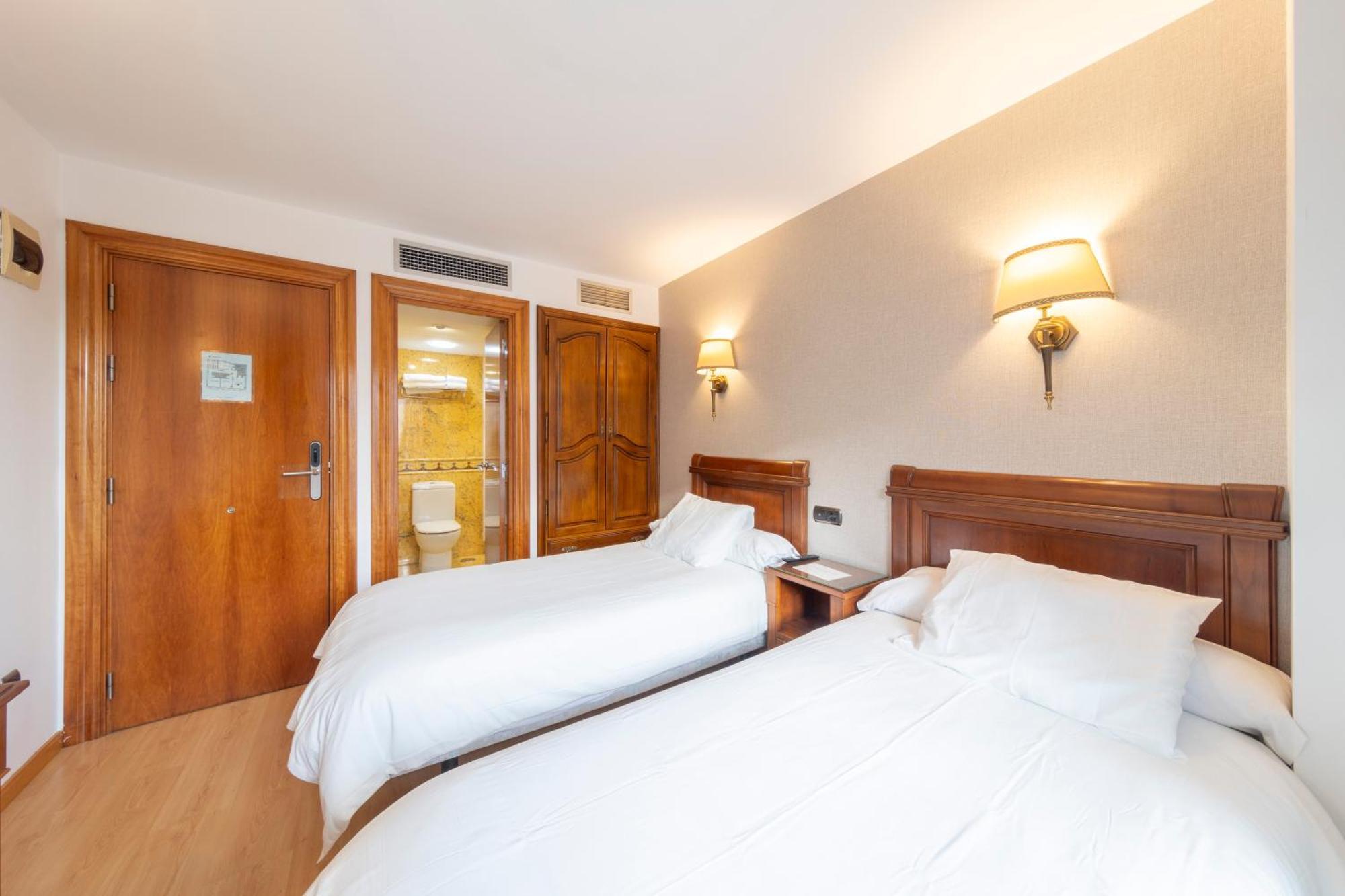 Hostal Sin Recep24H Puerta De La Villa - Pet Friendly & Restaurante Almazán Buitenkant foto