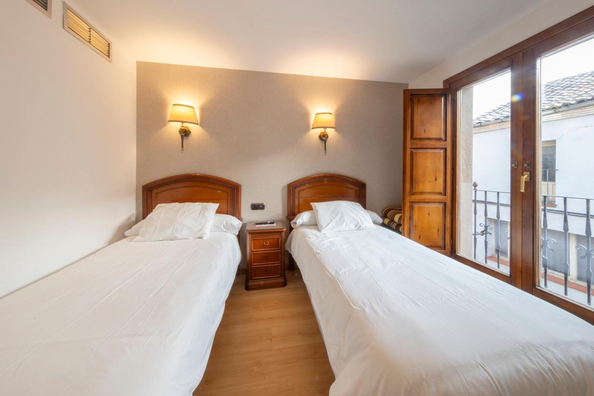 Hostal Sin Recep24H Puerta De La Villa - Pet Friendly & Restaurante Almazán Buitenkant foto