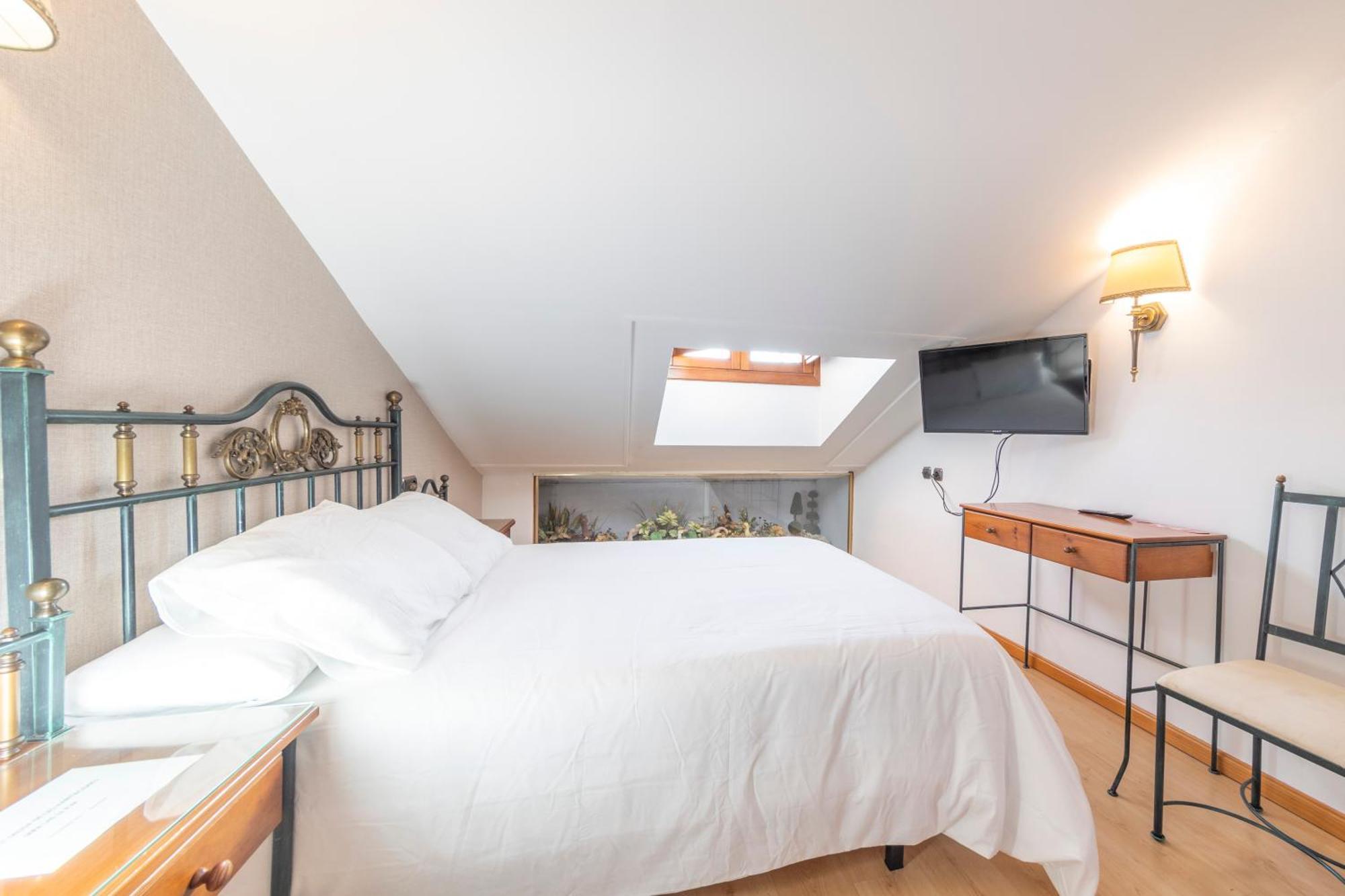 Hostal Sin Recep24H Puerta De La Villa - Pet Friendly & Restaurante Almazán Buitenkant foto