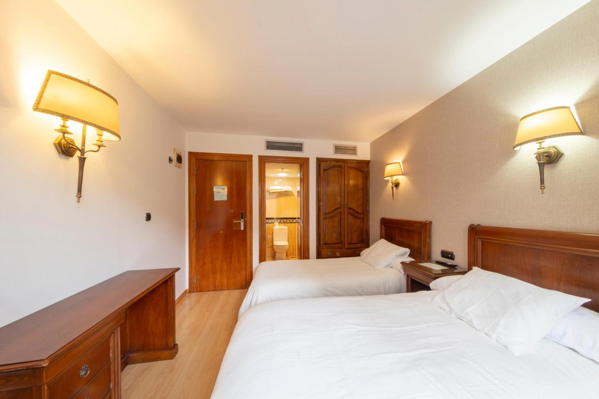 Hostal Sin Recep24H Puerta De La Villa - Pet Friendly & Restaurante Almazán Buitenkant foto