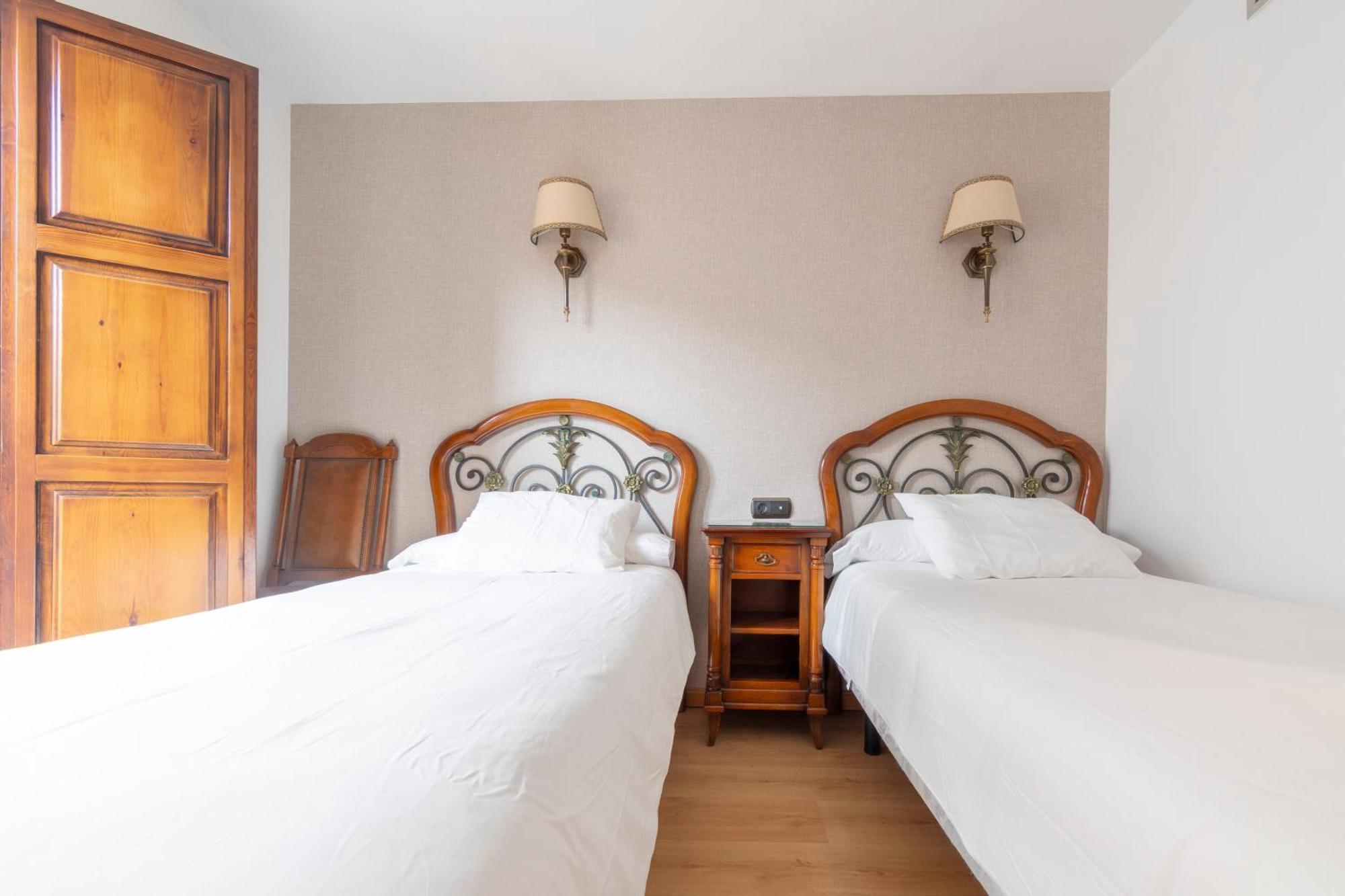 Hostal Sin Recep24H Puerta De La Villa - Pet Friendly & Restaurante Almazán Buitenkant foto