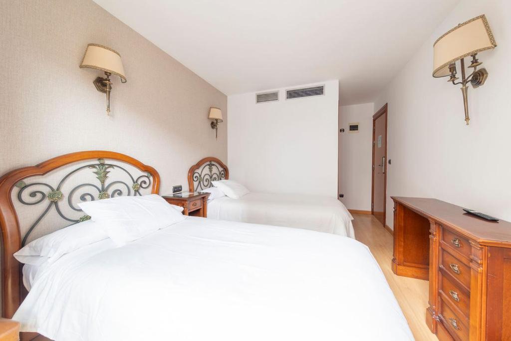 Hostal Sin Recep24H Puerta De La Villa - Pet Friendly & Restaurante Almazán Buitenkant foto