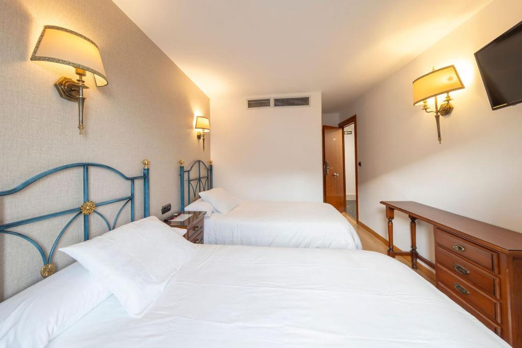 Hostal Sin Recep24H Puerta De La Villa - Pet Friendly & Restaurante Almazán Buitenkant foto